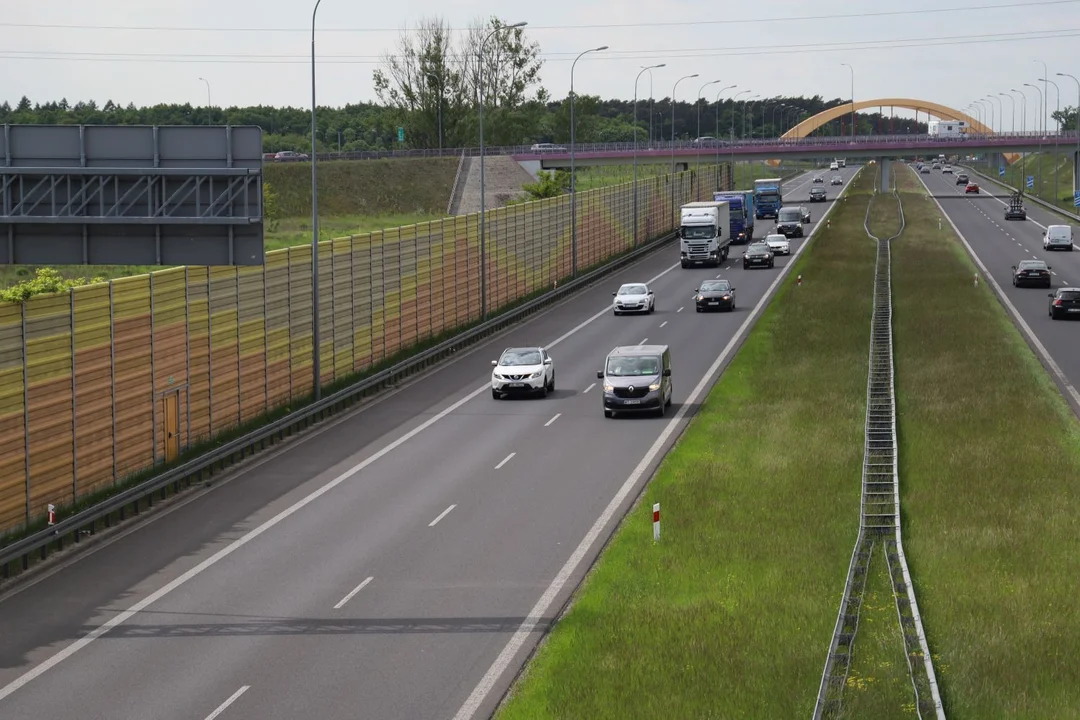 Wypadek na autostradzie A2. Jedna z osób została zakleszczona w ciężarówce - Zdjęcie główne