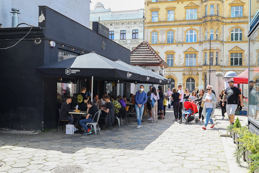 Piotrkowska Łódź. Łodzianie szturmem ruszyli do ogródków na Piotrkowskiej (fot. Michał Pietrzak - TuŁódź.pl)