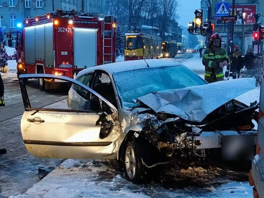 Ford zderzył się ze śmieciarką. Dwie osoby ranne [zdjęcia] - Zdjęcie główne