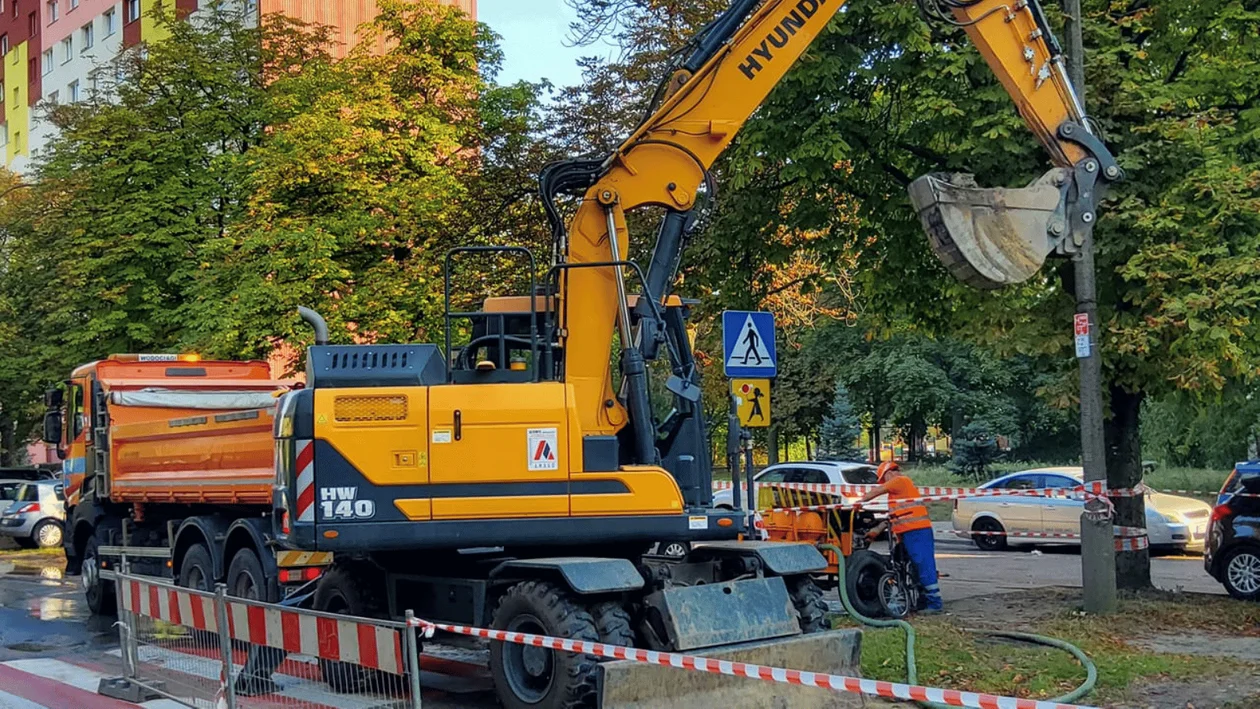 Ważna linia autobusowa zmieniła swoją trasę. Na Żabieńcu doszło do awarii wodociągowej - Zdjęcie główne