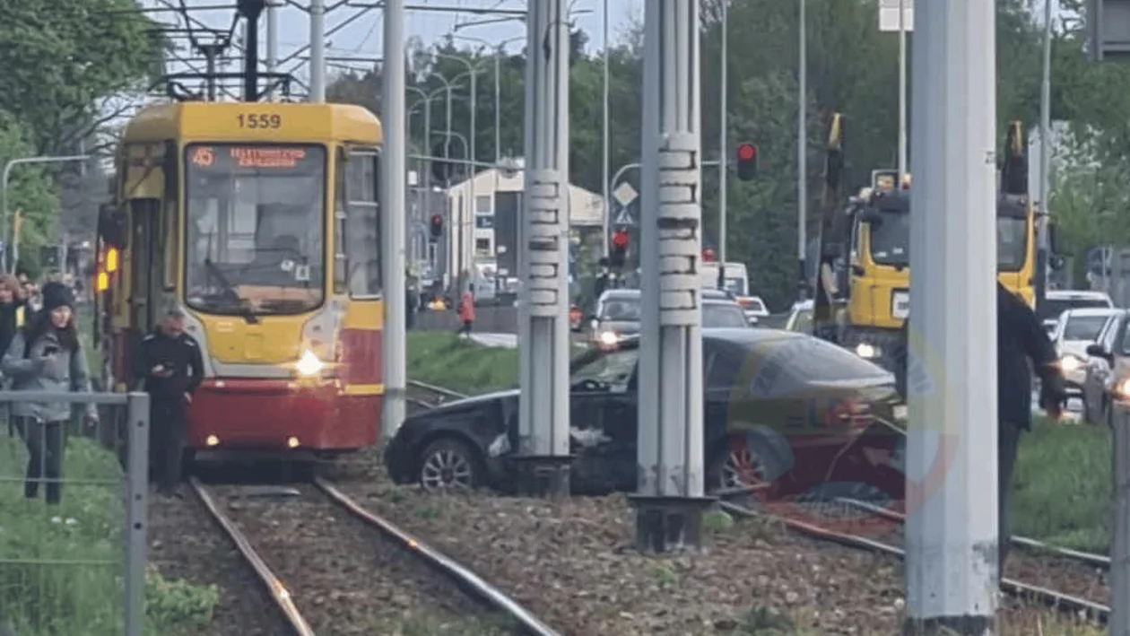 Przy ważnej ulicy auto zablokowało ruch tramwajów. Ogłoszono komunikację zastępczą [ZDJĘCIE] - Zdjęcie główne