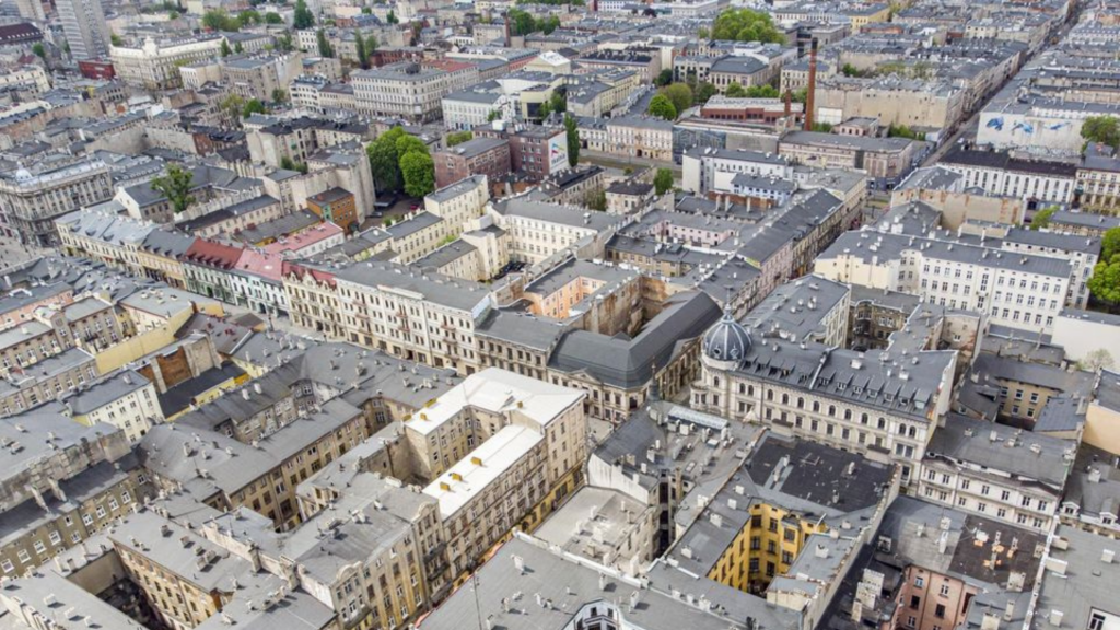 Trwa gruntowna rewitalizacja jednej z najbardziej zaniedbanych ulic w śródmieściu Łodzi. Co się zmieni? [WIZUALIZACJE] - Zdjęcie główne