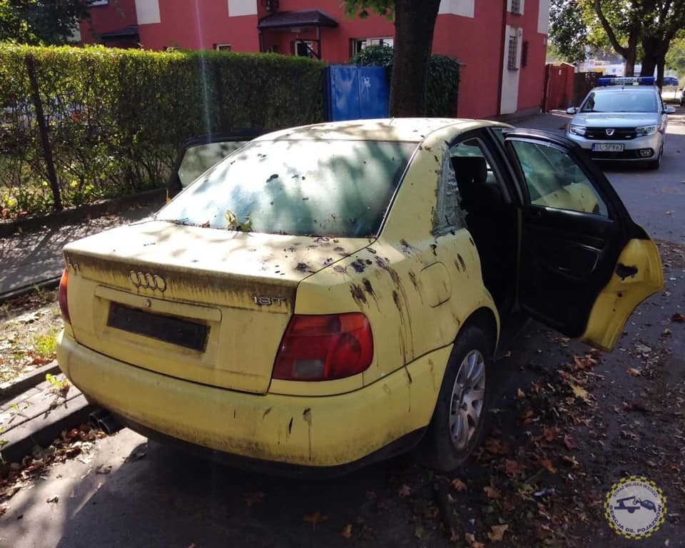 Auta Łódź. Wraki na łódzkich ulicach. Niektóre „perełki”wyglądają, jakby niszczały kilkanaście lat (fot. EKO Patrol Straży Miejskiej w Łodzi)