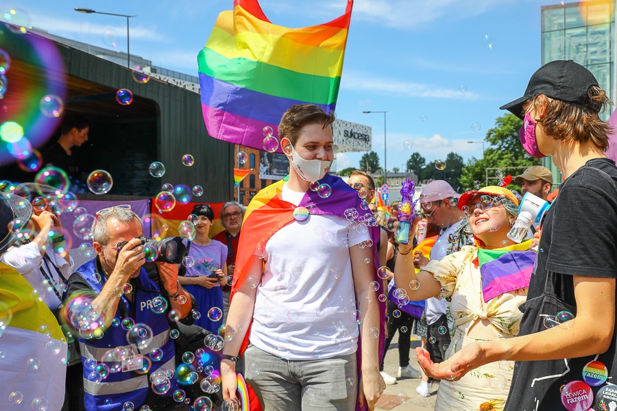 arsz Równości i Marsz Normalności w Łodzi. Obie manifestacje przeszły ulicami miasta w sobotę, 26 czerwca 2021 (fot. Michał Pietrzak - redakcja TuŁódź) | wiadomości łódzkie | Łódź | TuŁódź