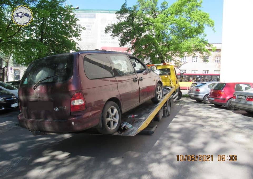 Auta Łódź. Wraki na łódzkich ulicach. Niektóre „perełki”wyglądają, jakby niszczały kilkanaście lat (fot. EKO Patrol Straży Miejskiej w Łodzi)