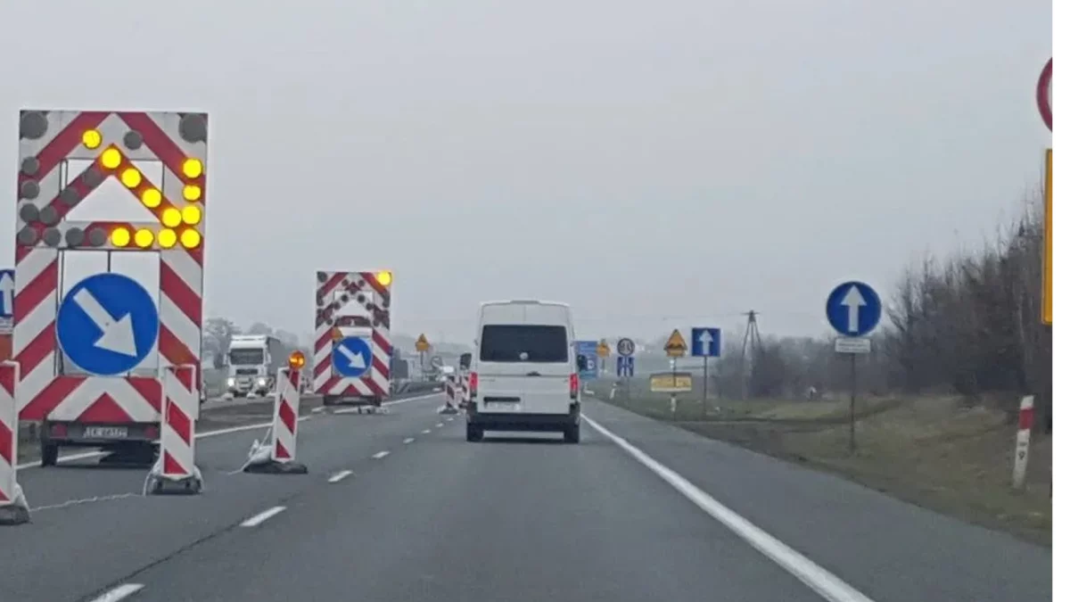 Uwaga, kierowcy! Duże utrudnienia na S8 w Łódzkiem. Ruch blokuje... słup