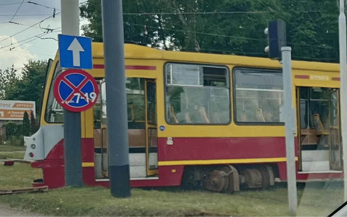 Utrudnienia dla podróżnych na trzech liniach tramwajowych. Na Teofilowie wykoleił się tramwaj [ZDJĘCIA] - Zdjęcie główne