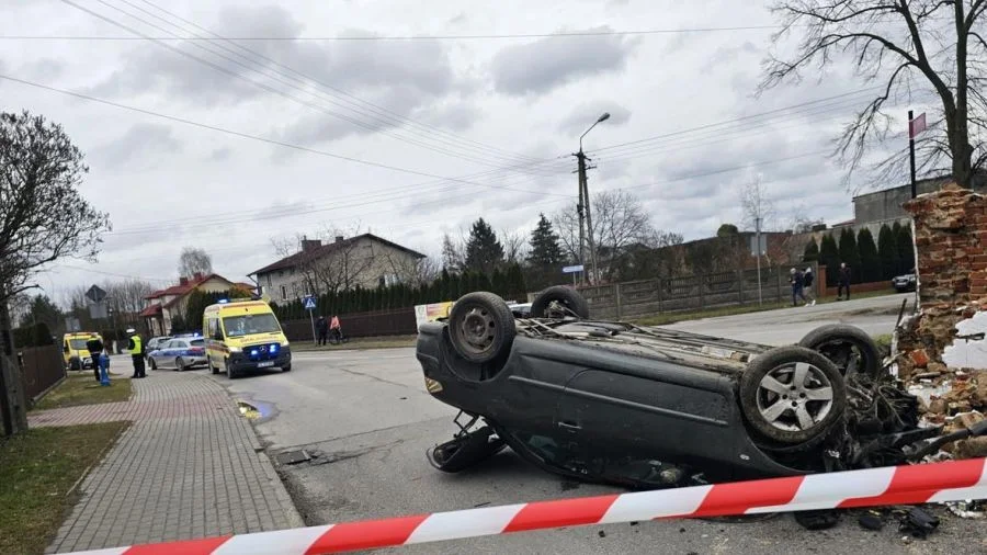 Łódzkie. Stracił panowanie, zmiótł kapliczkę i uciekł - Zdjęcie główne