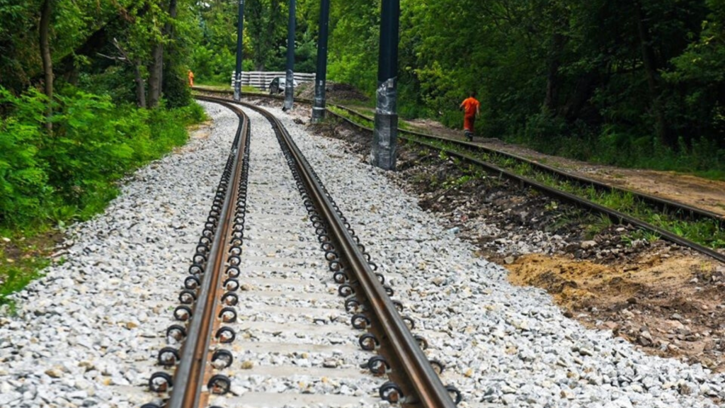 Remont torowiska na Stoki idzie pełną parą. Powstaną także dwa nowe przystanki autobusowe [ZDJĘCIA] - Zdjęcie główne