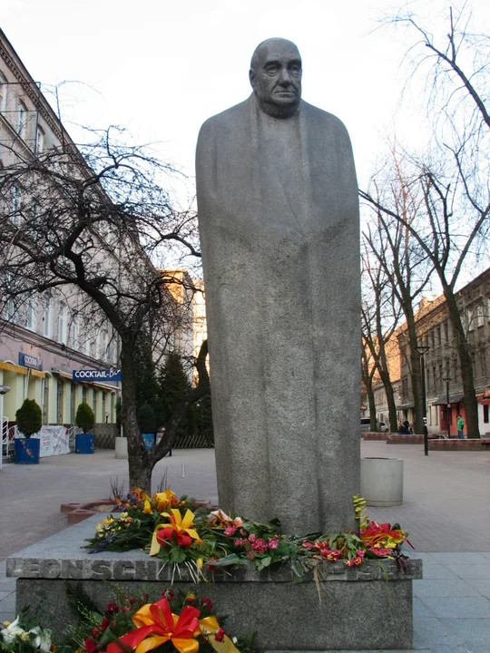 Pomnik Leona Schillera, ul. Piotrkowska 112