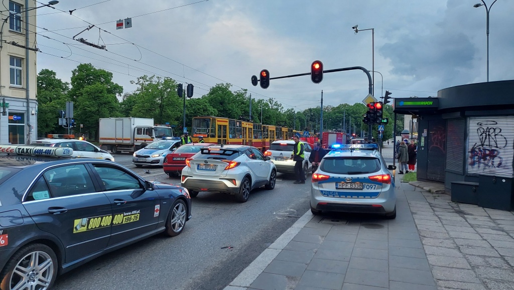 Wypadek Łódź. Śmiertelny wypadek przy pl. Niepodległości w Łodzi! Zderzenie taksówki z tramwajem (fot. Piotr Mika)