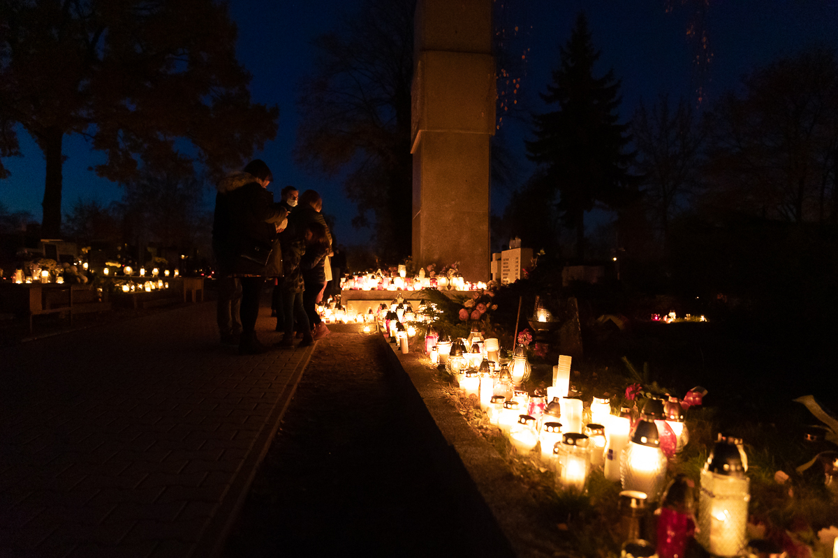 Łódzkie cmentarze nocą prezentują się niebywale. Taka atmosfera sprzyja refleksjom