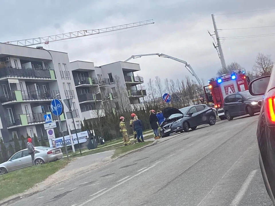 Potrójne zderzenie na Teofilowie. Korkują się najważniejsze ulice. Kierowców czekają utrudnienia - Zdjęcie główne