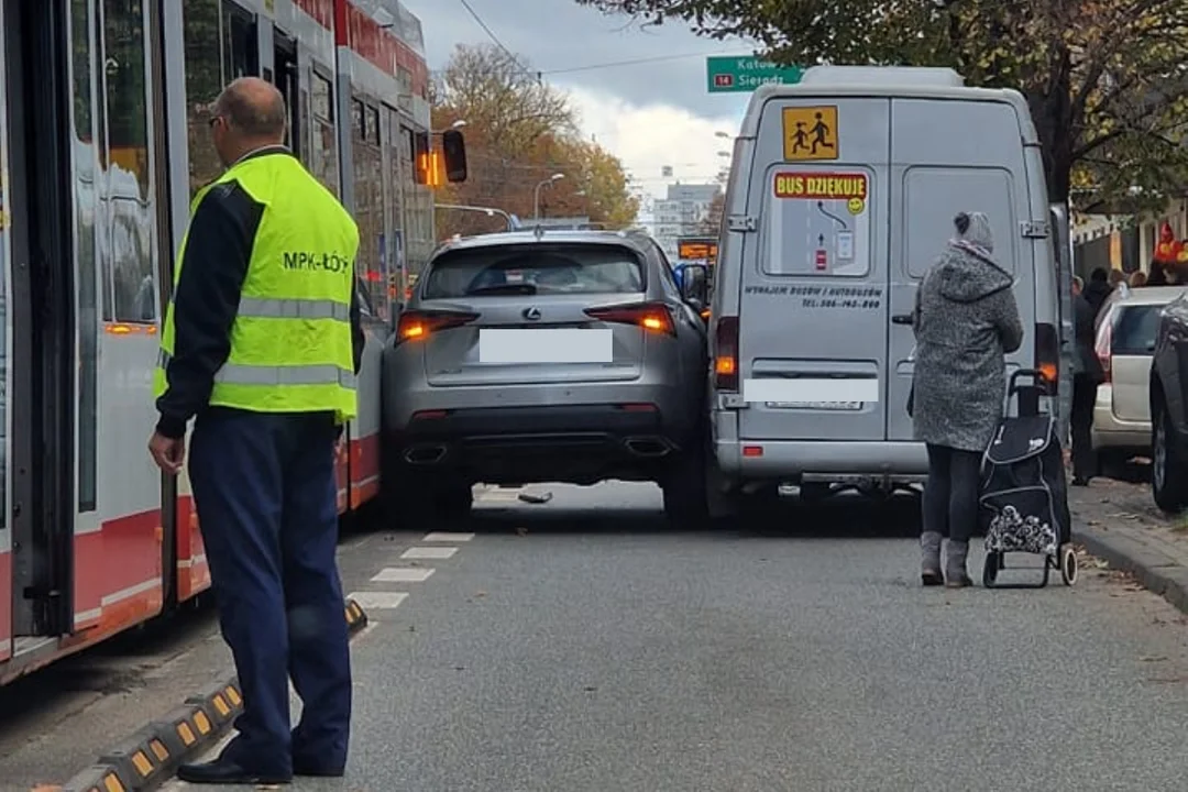 Lexus zakleszczony między busem i tramwajem na Narutowicza w Łodzi - Zdjęcie główne