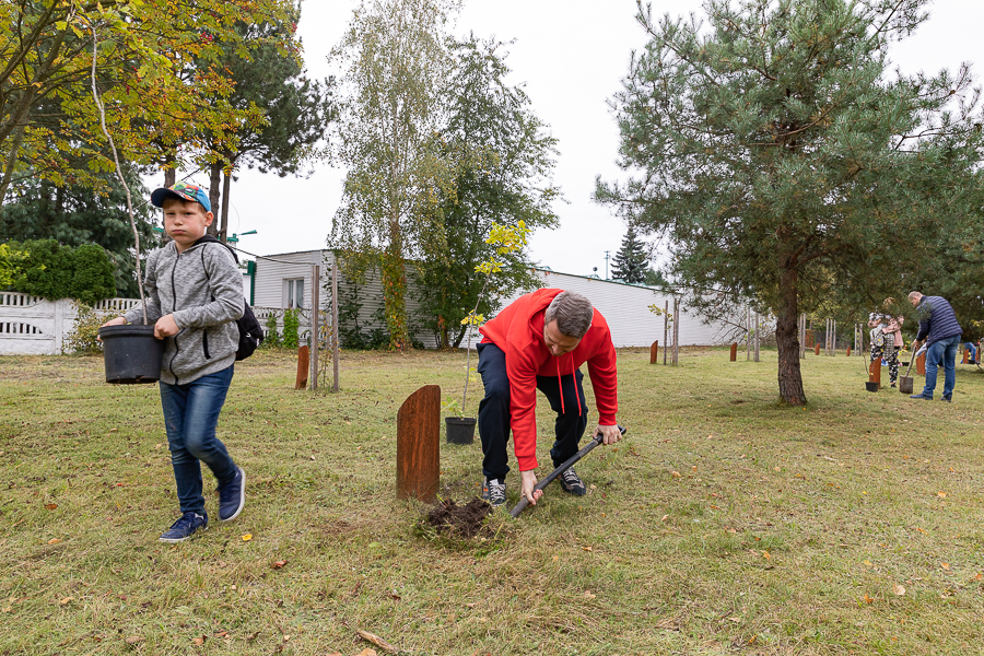 O 40 drzew wzbogaciło się Uroczysko Lublinek. Wszystko dzięki akcji Las Młodej Łodzi (fot. Michał Pietrzak)