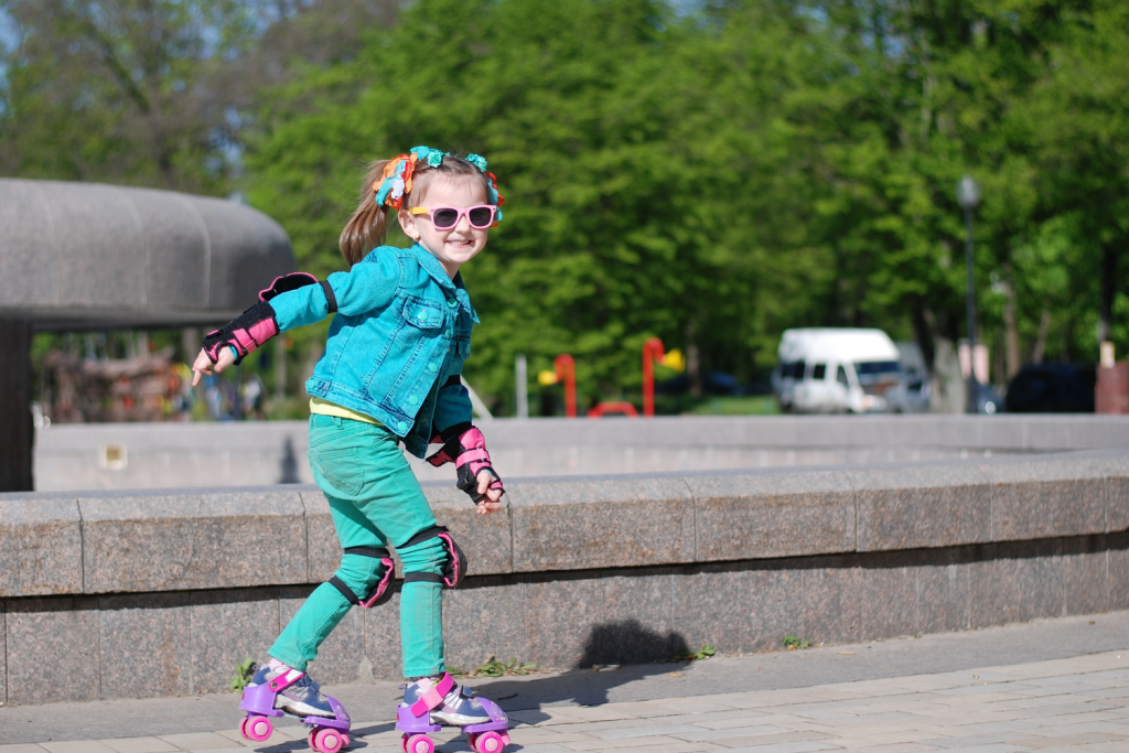 Dużą popularnością cieszą się hulajnogi, rolki i wrotki (fot. Canva) |wiadomości łódzkie | Łódź | TuŁódź