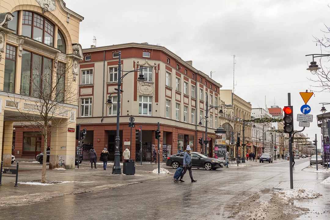 Ulica Piotrkowska w Łodzi to najdłuższy deptak w Polsce i jedna z najdłuższych ulic handlowych w Europie. Zobacz, jak się zmieniła