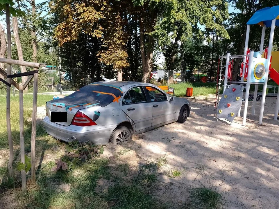 Szok! Pijany wjechał w plac zabaw. Mercedes ugrzązł w piaskownicy [zdjęcia] - Zdjęcie główne