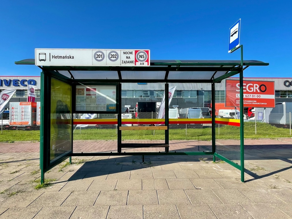 Kierowca BMW stracił panowanie nad kierownicą i zderzył się z wiatą przystankową na ul. Rokicińskiej (fot. MPK Łódź) |wiadomości łódzkie | Łódź | TuŁódź