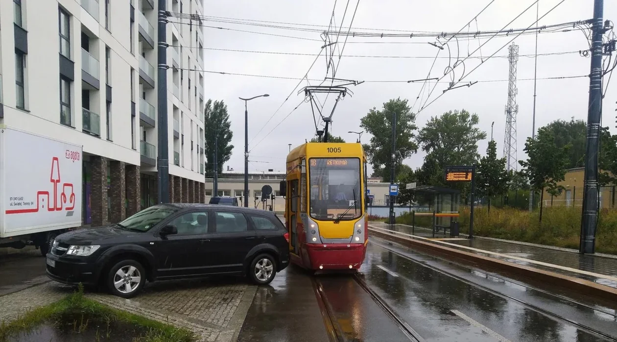 Uwaga! Auto na torowisku! Nerwy pasażerów MPK Łódź [ZDJĘCIA] - Zdjęcie główne