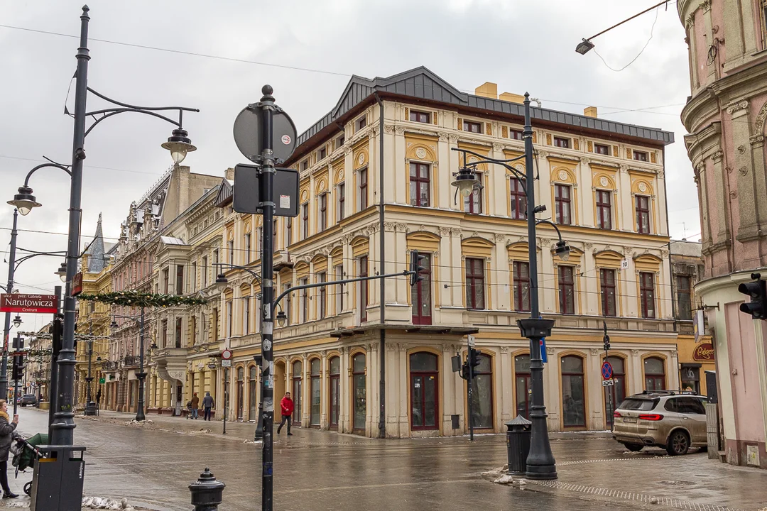 Ulica Piotrkowska w Łodzi to najdłuższy deptak w Polsce i jedna z najdłuższych ulic handlowych w Europie. Zobacz, jak się zmieniła