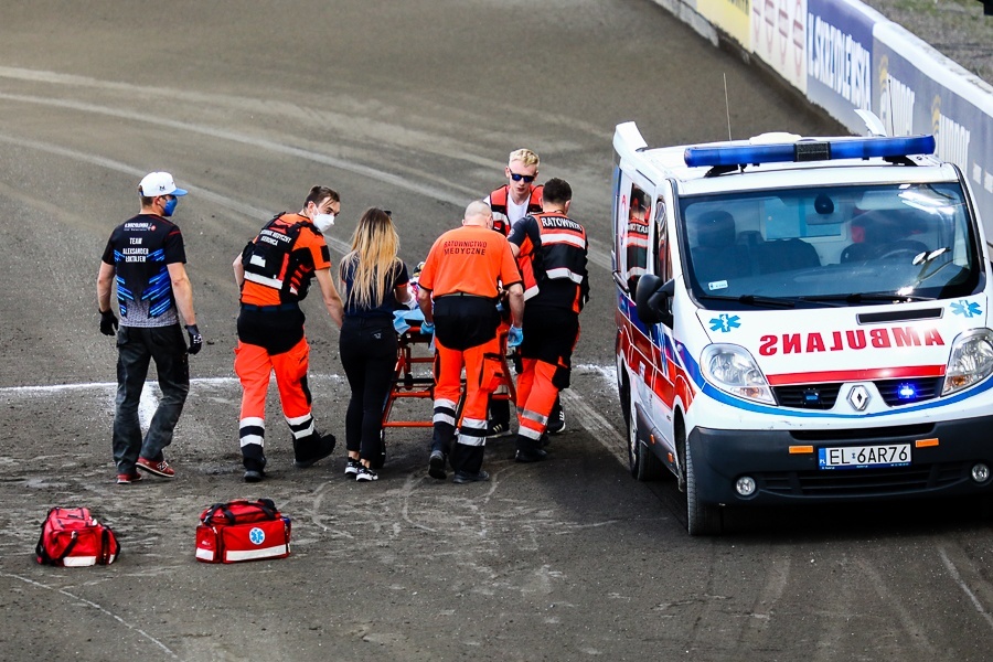 Orzeł Łódź. Groźnie wyglądający wypadek z udziałem Aleksandra Łoktajewa. Łódzki żużlowiec zabrany przez karetkę (Fot. Michał Pietrzak/TuŁódź.pl)