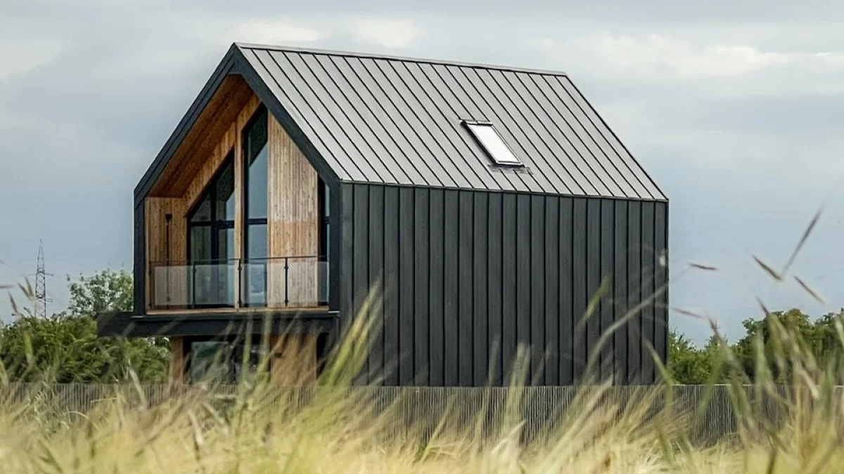 Dom pod Łodzią bez dwuletniej budowy. Skąd bierze się zwrot w stronę prefabrykacji