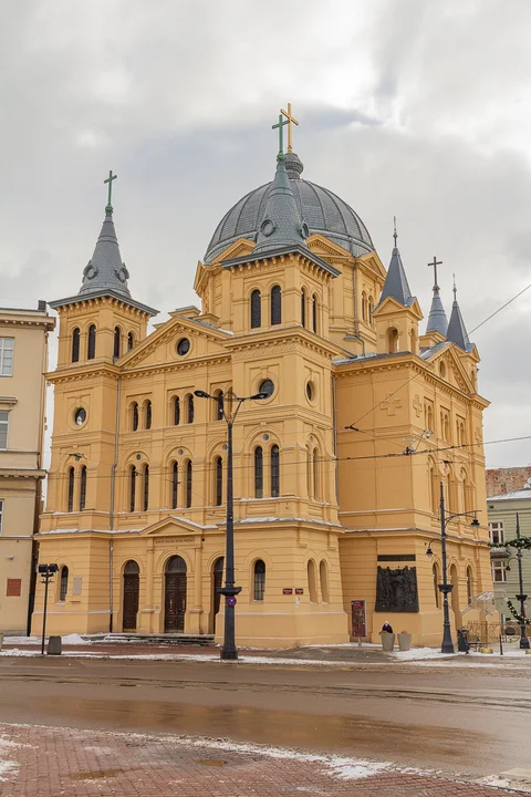 Ulica Piotrkowska w Łodzi to najdłuższy deptak w Polsce i jedna z najdłuższych ulic handlowych w Europie. Zobacz, jak się zmieniła