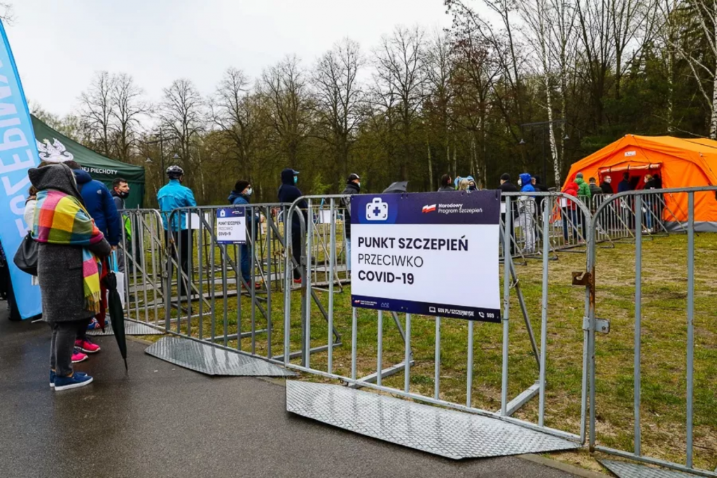 Koronawirus Łódź. Lekarzowi zachęcającemu do szczepień przeciwko COVID-19 ktoś groził śmiercią - Zdjęcie główne