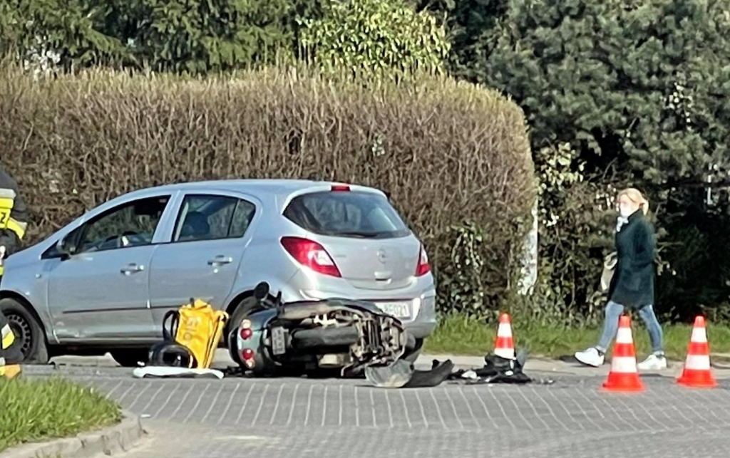 Groźny wypadek na Teofilowie w Łodzi. Potrącony motocyklista trafił do szpitala (fot. Robert Baleja)