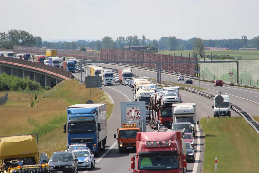 Wielokilometrowy korek na autostradzie A2. Samochody poruszają się w żółwim tempie. Jeśli jedziecie w tamtą stronę, uważajcie! - Zdjęcie główne