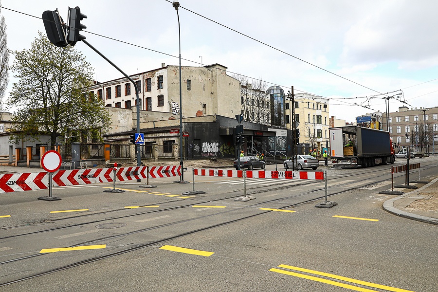 Łódzkie metro. Budowa stacji Łódź - Śródmieście. Zamknięte ulica Zielona i ulica Wólczańska w Łodzi (fot. Michał Pietrzak - TuŁódź.pl)