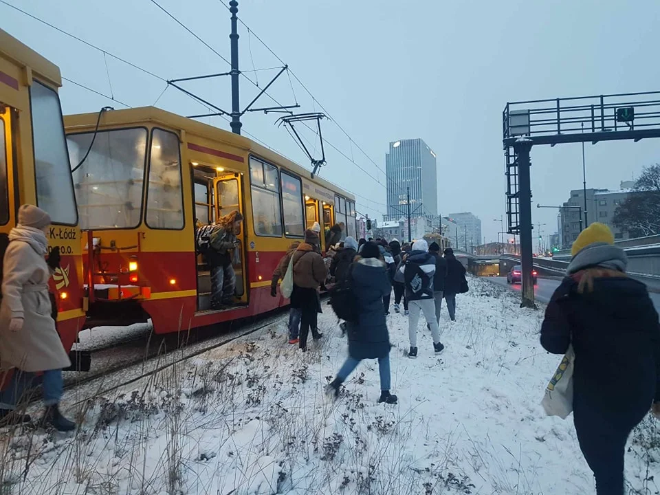 Poranne utrudnienia dla podróżnych MPK Łódź. Tramwaje w centrum Łodzi stanęły, ogłoszono objazdy i komunikację zastępczą - Zdjęcie główne