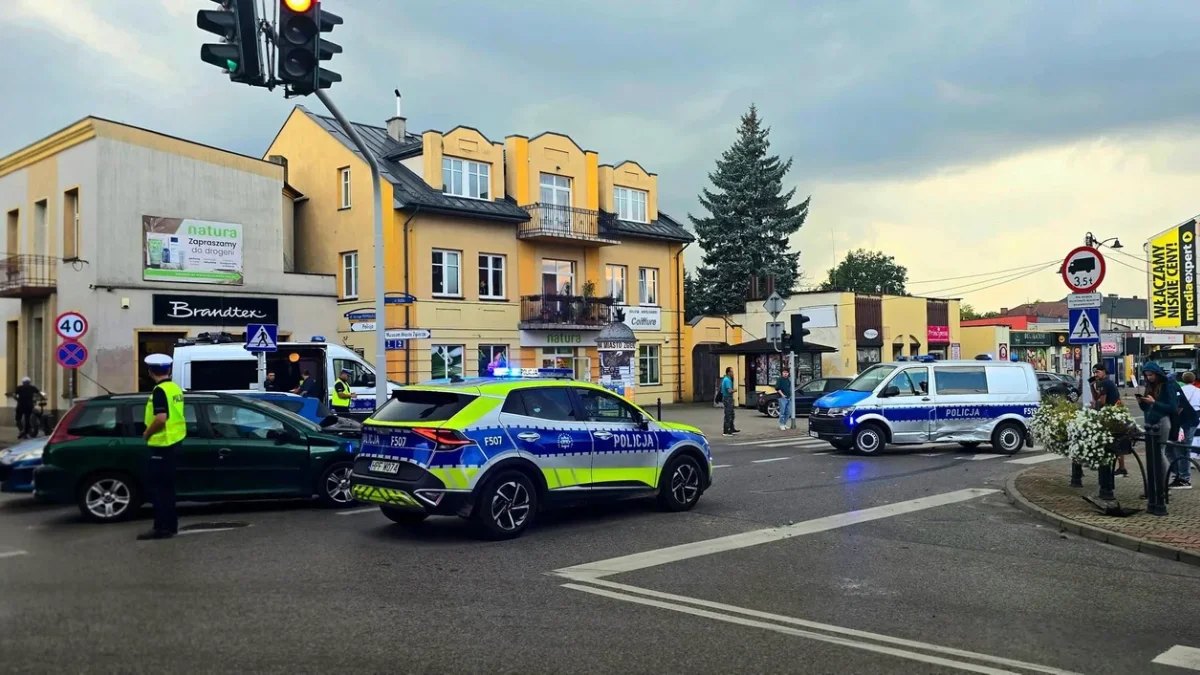 Zderzenie radiowozu i samochodu osobowego w centrum Zgierza - Zdjęcie główne