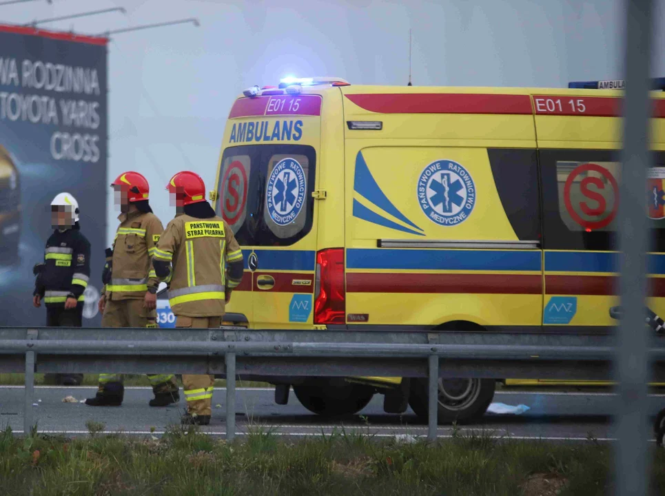 Całkowita blokada na autostradzie A1. Samochód uderzył w bariery - Zdjęcie główne