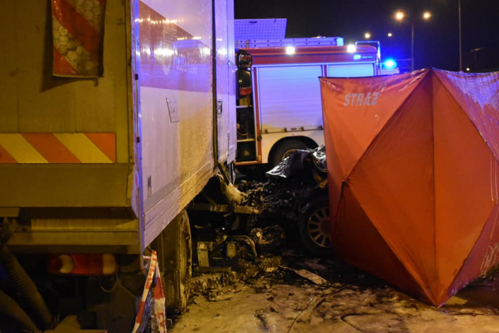 W tragicznym wypadku śmierć poniosły dwie osoby. W aucie odnaleziono ślady po narkotykach (fot. fb Komenda Miejska Straży Pożarnej) |wiadomości łódzkie|Łódź|TuŁódź