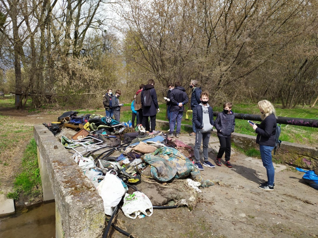 Dzień Ziemi w Łodzi. Mieszkańcy Chojen sprzątali Olechówkę. Zebrali ponad 2,5 tysiąca litrów śmieci! (fot. Łukasz Sil)