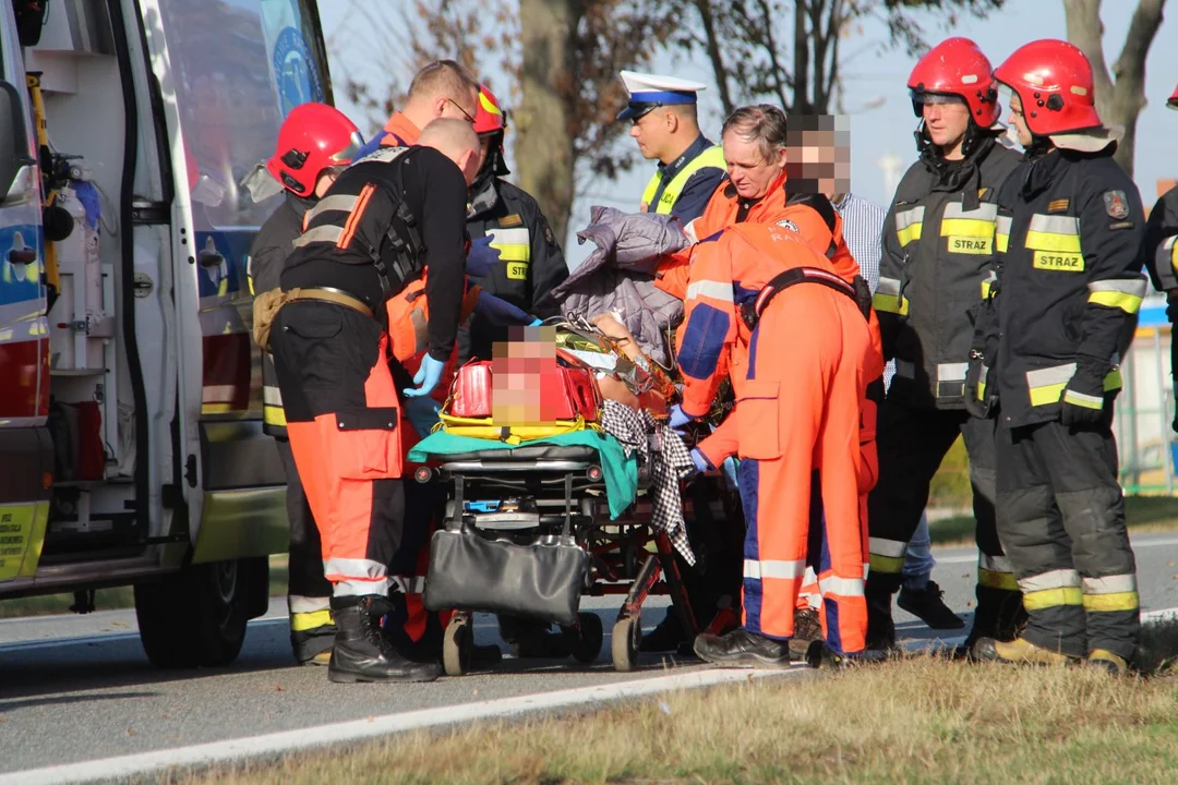 Śmiertelny wypadek na drodze łączącej Pabianice z Bełchatowem. Zderzenie z ciężarówką - Zdjęcie główne