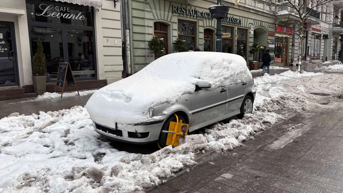 Od Wigilii na ulicy Piotrkowskiej stoi zaparkowany volkswagen. Pojazd ma blokadę, a strażnicy - związane ręce [ZDJĘCIA] - Zdjęcie główne