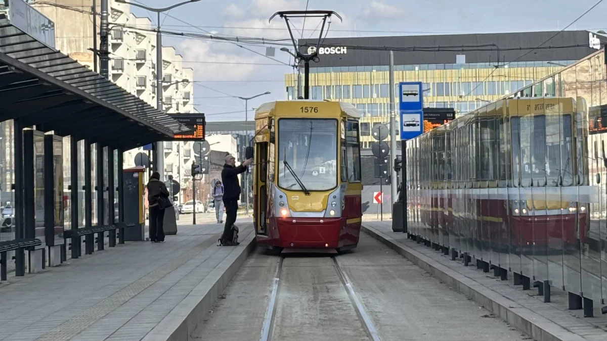 Przy dworcu Łódź Fabryczna trzeba wykonać ważne prace. Tramwaje i autobusy MPK Łódź muszą zmienić swoje trasy. Sprawdź szczegóły - Zdjęcie główne