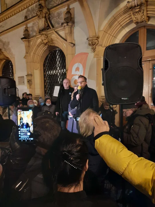 Protest w sprawie wolnych mediów na ulicy Piotrkowskiej w Łodzi