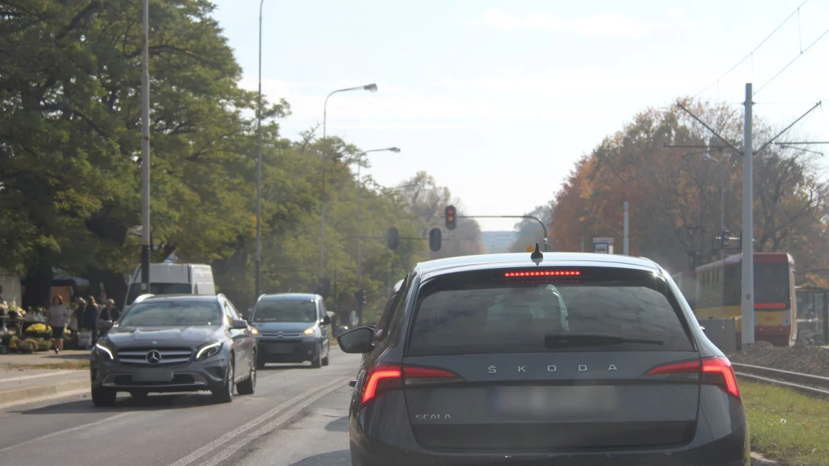 Spory ruch przy łódzkich cmentarzach. Czasami ciężko o miejsce parkingowe - Zdjęcie główne