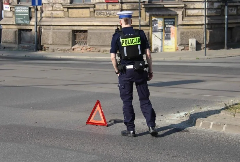 Zderzenie trzech samochodów na Tatrzańskiej w Łodzi. Duże utrudnienia dla kierowców - Zdjęcie główne