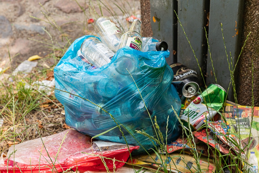 Śmieci na ul. Żytniej w Łodzi. Nieuregulowany stan prawny obszaru generuje nawracający problem (fot. Michał Pietrzak) |wiadomości łódzkie | Łódź | TuŁódź