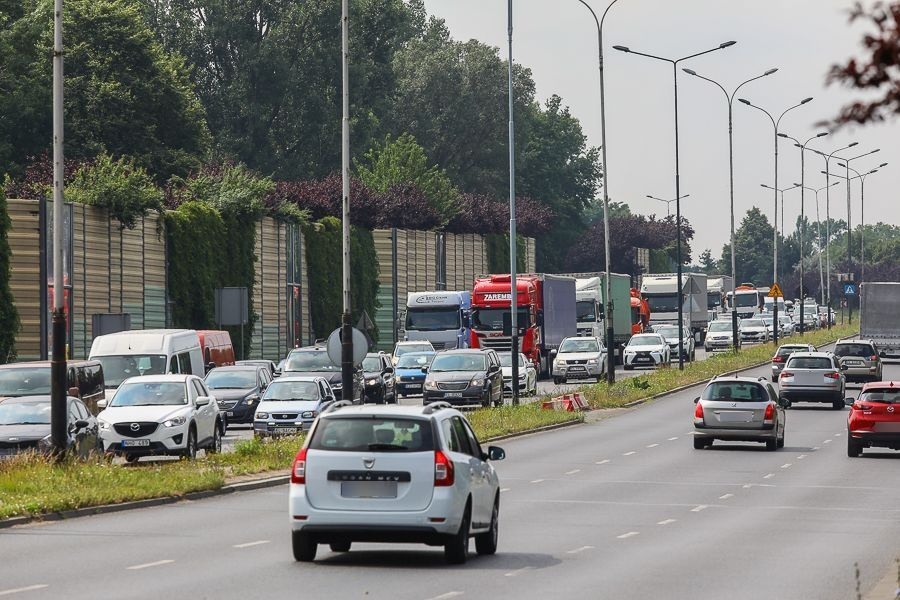 Remont świateł na skrzyżowaniu Obywatelska / Jana Pawła II. Nie ma dnia bez stłuczki i to mimo prostej drogi  (fot. Michał Pietrzak - TuŁódź.pl)