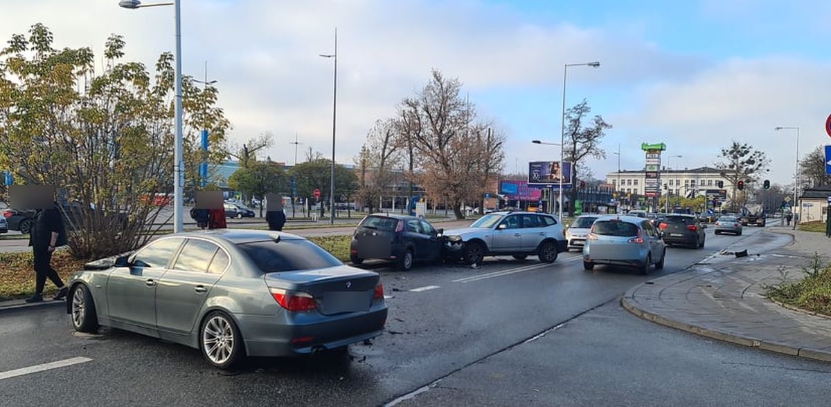 Na Drewnowskiej w Łodzi zderzyły się trzy osobówki. Jedna osoba trafiła do szpitala