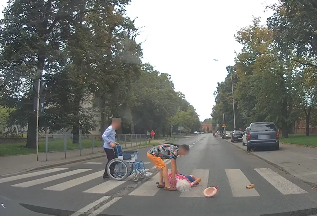 Wózek inwalidzki utknął w dziurze na przejściu dla pieszych, a kobieta upadła na asfalt. ZDiT przeprasza - Zdjęcie główne