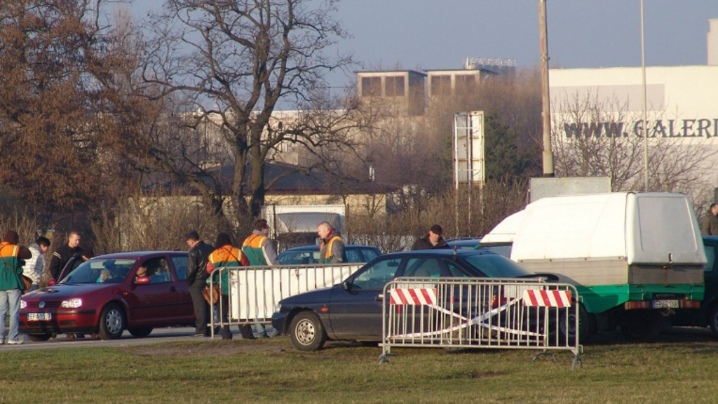 Mimo tłumów na łódzkich bazarach w sobotę, niedzielna giełda samochodowa przeżywa kryzys - Zdjęcie główne