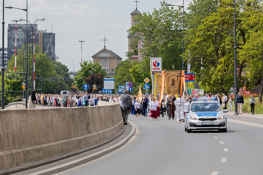 Boże Ciało w Łodzi. Procesja pod przewodnictwem abp łódzkiego, Grzegorza Rysia przeszła ulicami miasta (fot. Michał Pietrzak - redakcja TuŁódź) |wiadomości łódzkie | Łódź | TuŁódź