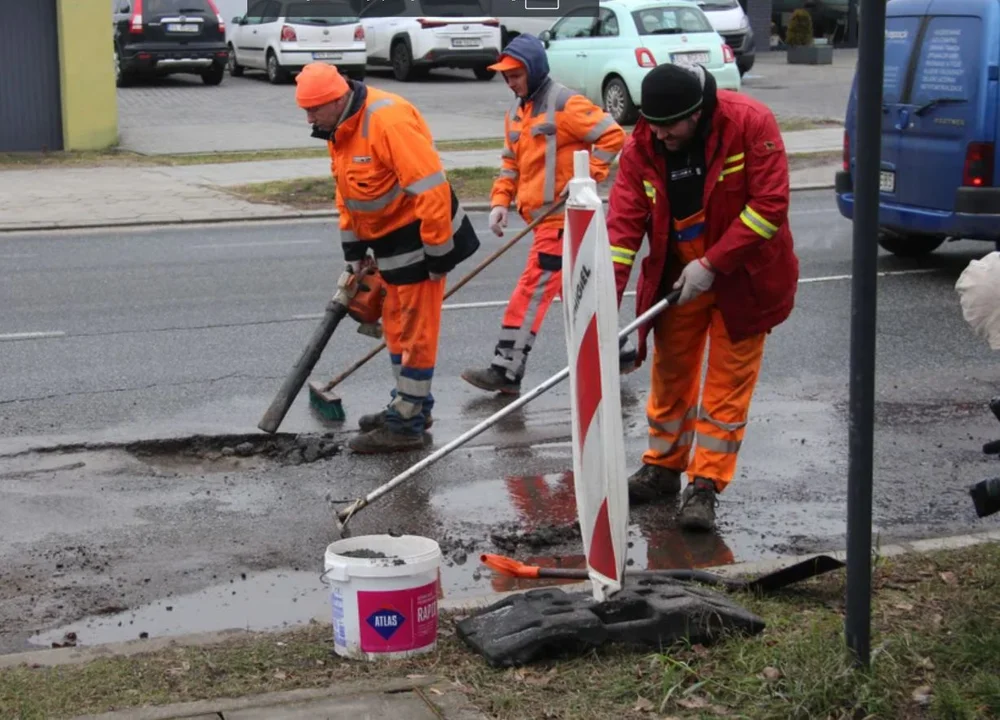 Dziury w łódzkich drogach to zmora kierowców. Urzędnicy: "Mróz wstrzymał prace" - Zdjęcie główne